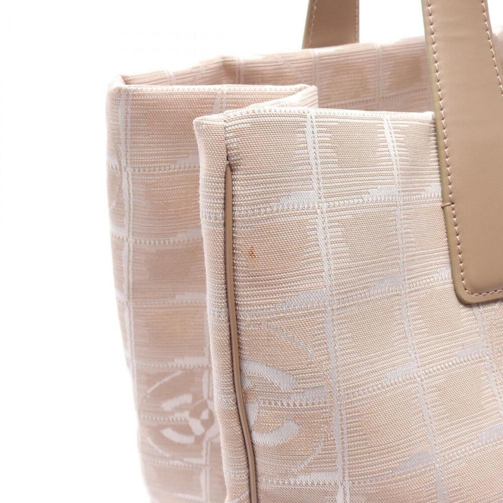CHANEL Cream Leather Tote Bag - Picture 7 of 11